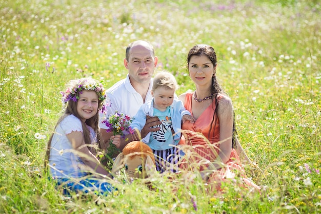 Gelukkige familie levensstijl. Gelukkige jonge geitjes zonnige dag.