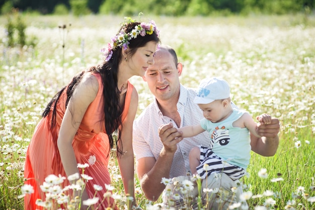 Gelukkige familie levensstijl. Gelukkige jonge geitjes zonnige dag.