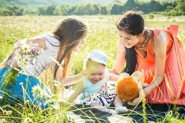 Gelukkige familie levensstijl. Gelukkige jonge geitjes zonnige dag.