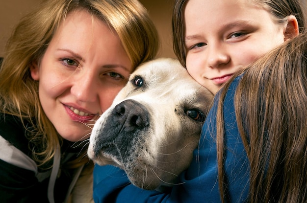 Foto gelukkige familie met de hond