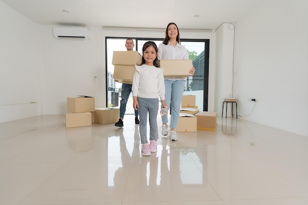 Gelukkige familie met een meisje dat naar een nieuw huis verhuist