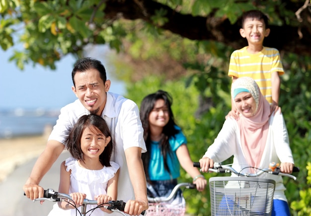 Gelukkige familie met fietsen