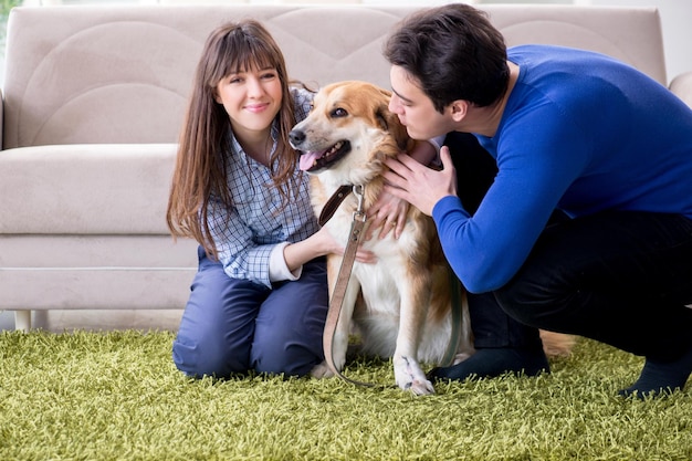 Gelukkige familie met golden retrieverhond