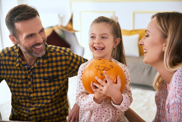 Gelukkige familie met halloween-pompoen