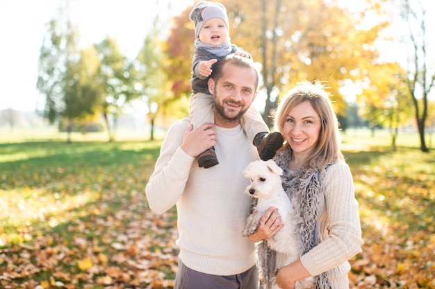 Gelukkige familie met hun baby in het park