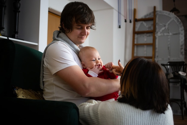 Gelukkige familie met hun baby op Kerstmis