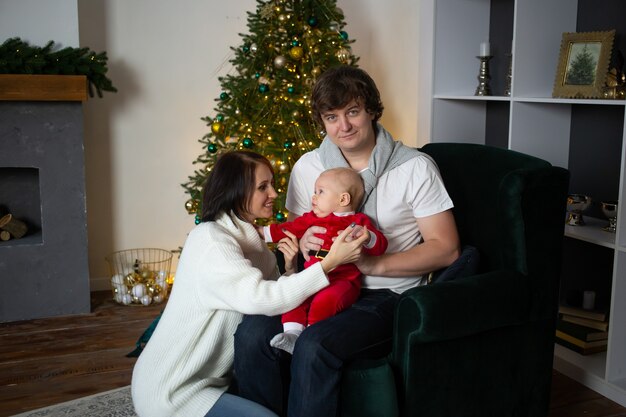 Gelukkige familie met hun baby op Kerstmis