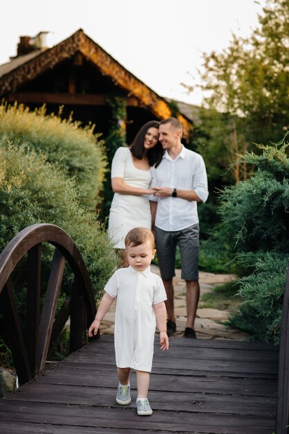 Gelukkige familie met hun zoon wandelen in het Park bij zonsondergang. Geluk. Liefde.