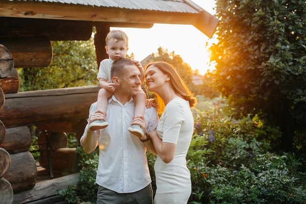 Gelukkige familie met hun zoon wandelen in het park bij zonsondergang. geluk. liefde