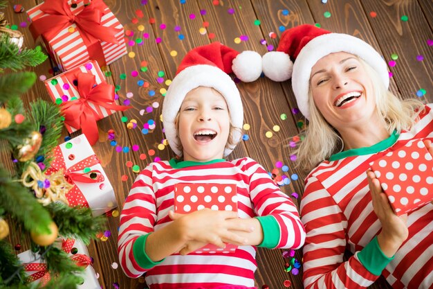 Foto gelukkige familie met kerstcadeaudozen. kerst vakantie concept