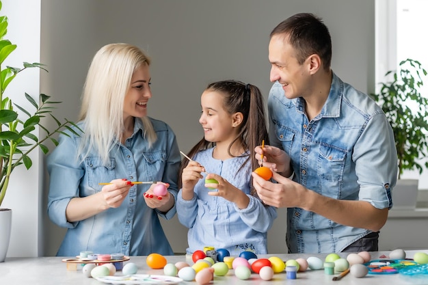 gelukkige familie met paaseieren. Gelukkige familie die zich voorbereidt op Pasen.