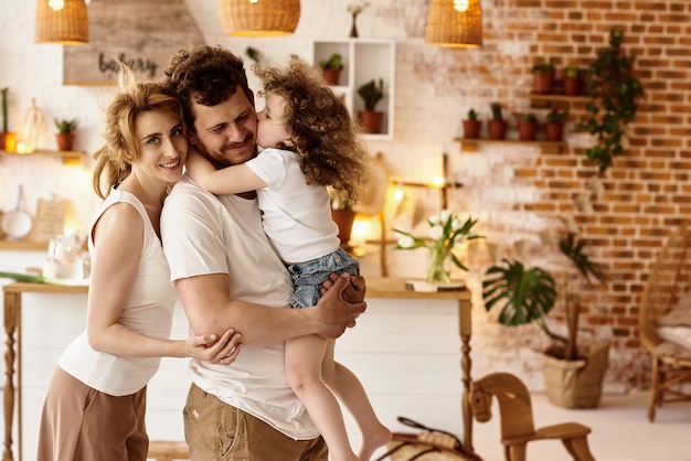 Gelukkige familie met plezier in de keuken