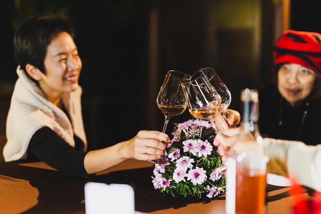 Gelukkige familie met wijnglazen roosteren aan tafel