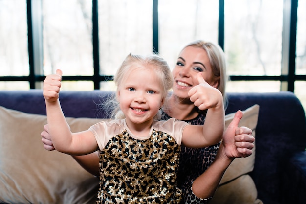 Foto gelukkige familie, moeder en dochter glimlachen