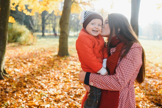 Gelukkige familie moeder en kinderen op herfstwandeling in park