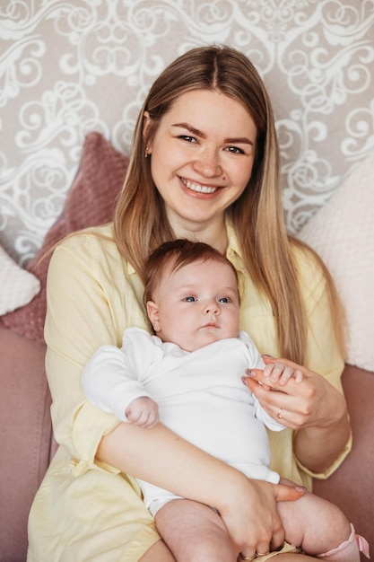 Gelukkige familie moeder spelen met pasgeboren baby