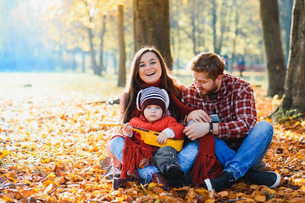 Gelukkige familie moeder vader en baby op herfstwandeling in het park