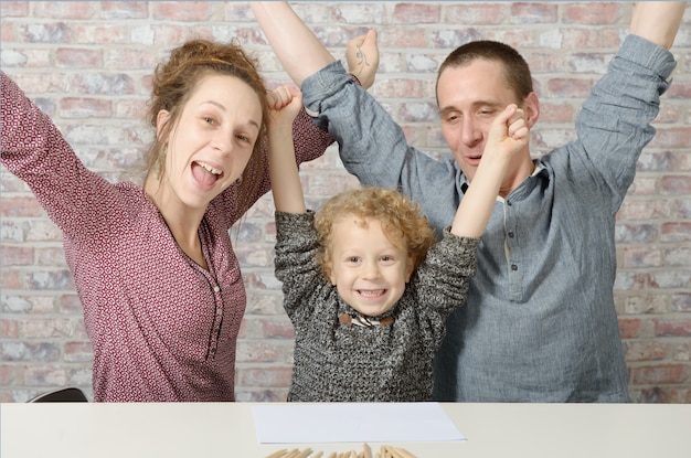 Foto gelukkige familie, moeder, vader, kind thuis