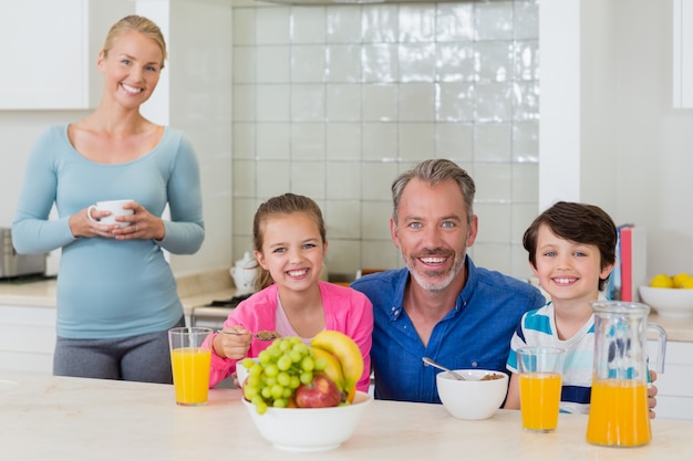 Gelukkige familie ontbijten in de keuken