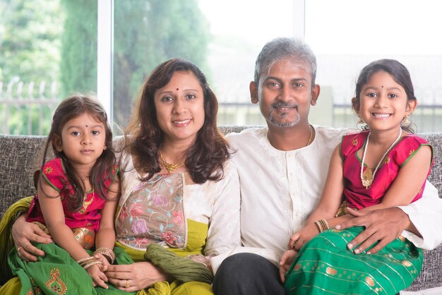 Foto gelukkige familie op de bank in de woonkamer thuis