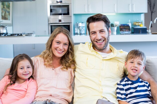 Gelukkige familie op de bank