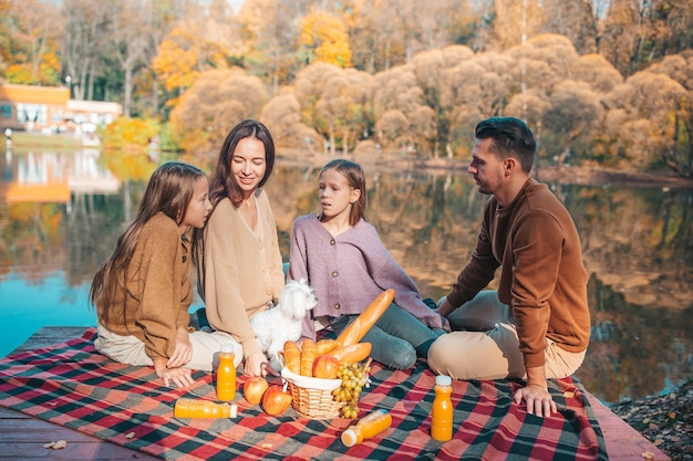 Gelukkige familie op een picknick in het park in de herfst