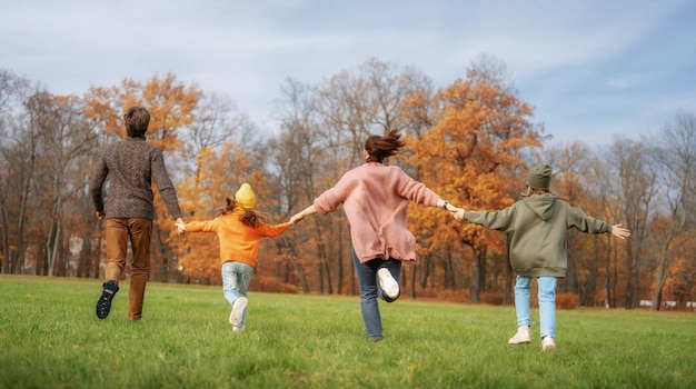 Gelukkige familie op herfstwandeling