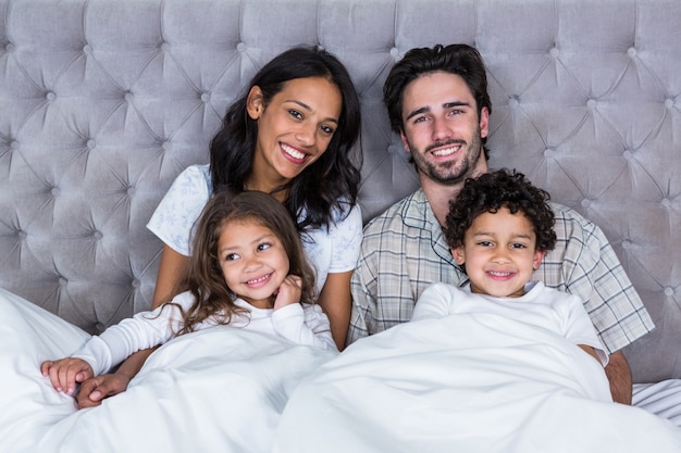 Gelukkige familie op het bed