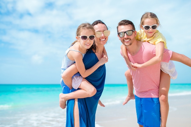 Gelukkige familie op het strand tijdens de zomervakantie