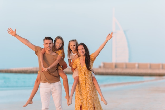 Gelukkige familie op het strand tijdens de zomervakantie