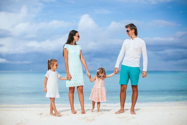 Gelukkige familie op het strand tijdens de zomervakantie