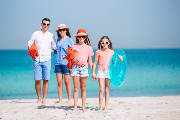 Gelukkige familie op het strand tijdens de zomervakantie