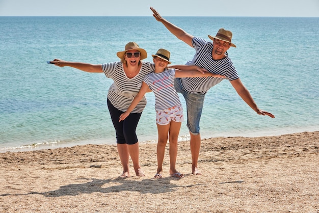 Gelukkige familie op het strand Vakantie reizen concept