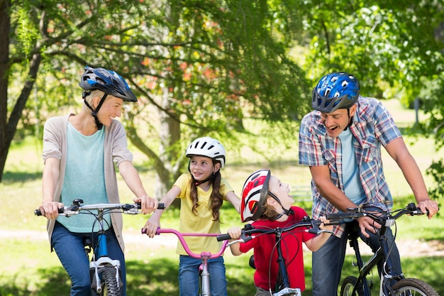 Gelukkige familie op hun fiets in het park