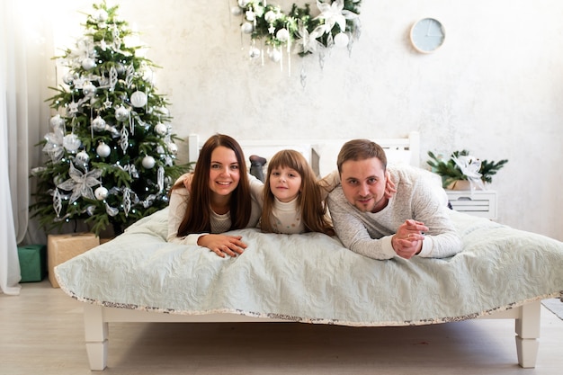 Gelukkige familie op kerstochtend