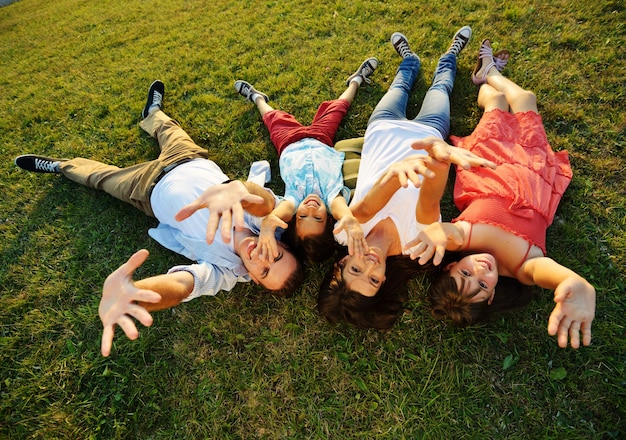 Foto gelukkige familie op mooie zomer weide met gelukkige tijd op groen gras