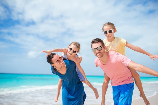 Gelukkige familie op strandvakantie samen