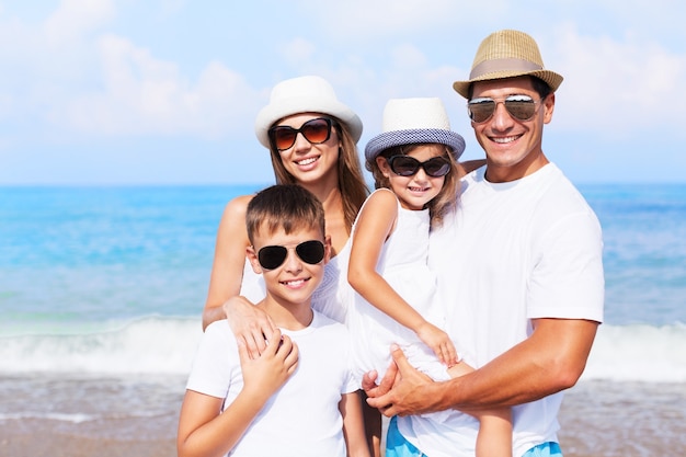 Gelukkige familie op vakantie op het strand