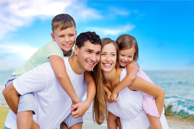 Gelukkige familie op vakantie op tropisch strand