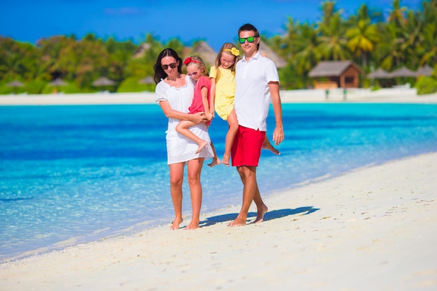 Gelukkige familie op wit strand tijdens de zomervakantie