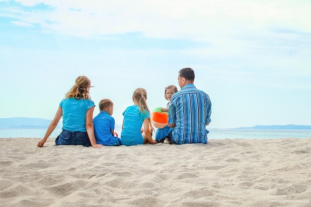 Gelukkige familie op zee in Griekenland op aardachtergrond