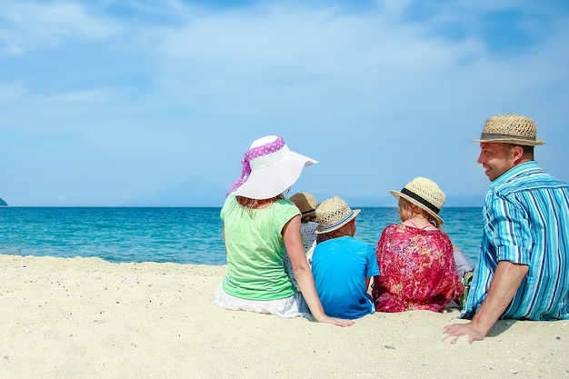 Gelukkige familie op zee in Griekenland op aardachtergrond