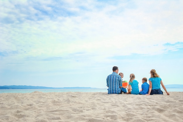 Gelukkige familie op zee in Griekenland op aardachtergrond