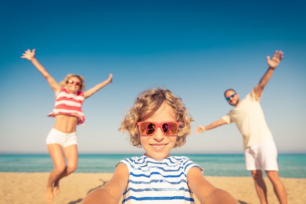 Gelukkige familie op zomervakantie Mensen die plezier hebben op het strand Actieve gezonde levensstijl