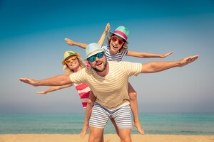Foto gelukkige familie op zomervakantie mensen die plezier hebben op het strand actieve gezonde levensstijl