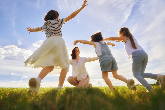 Gelukkige familie op zomerwandeling