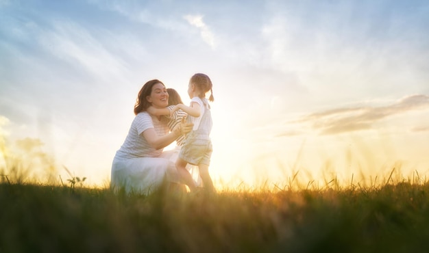 Gelukkige familie op zomerwandeling