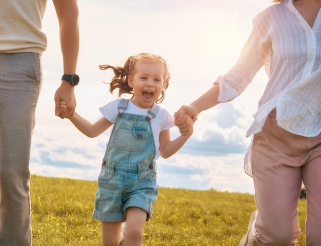 Gelukkige familie op zomerwandeling