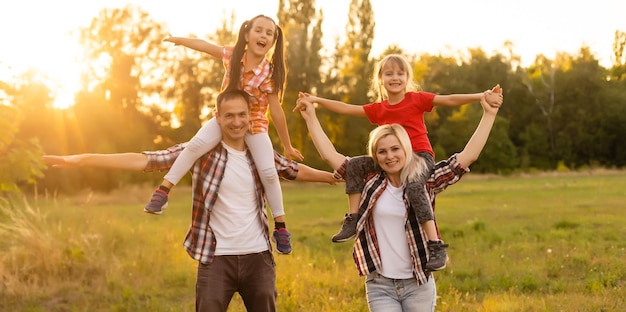 Gelukkige familie op zonsondergang in de natuur