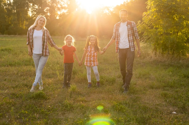 Gelukkige familie op zonsondergang in de natuur